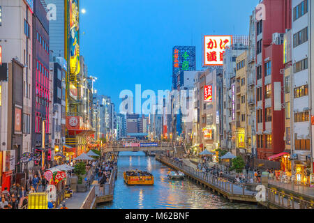 Osaka, Giappone - 29 Aprile 2017: Dotonbori Canal Cruise presso il blue ora nel quartiere Namba, un popolare quartiere dello shopping e dell'intrattenimento. Il canale Dotonbori è un famoso punto panoramico nella città di Osaka. Foto Stock