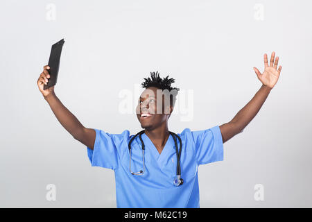 Afro-americano di dottore su uno sfondo grigio Foto Stock