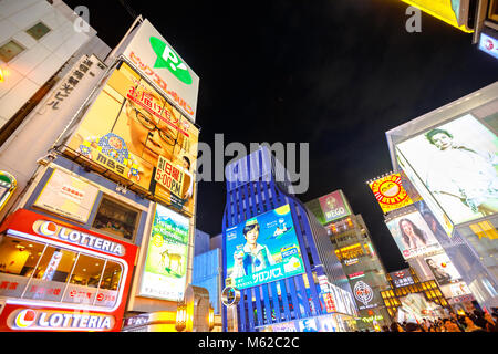 Osaka, Giappone - 29 Aprile 2017: luminosa insegna al neon e la folla di persone in entrata di Ebisu Bashi-Suji Shopping Street nel quartiere Namba, una delle principali destinazioni turistiche di Osaka in Giappone. Foto Stock