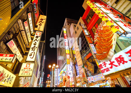 Osaka, Giappone - 29 Aprile 2017: vista prospettica del quartiere Namba di notte con vari cibi signages. Namba è anche conosciuta come il quartiere del divertimento con bar, ristoranti e negozi alla moda Foto Stock