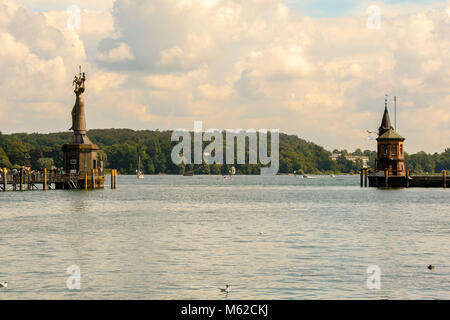 A Konstanz - Germania - 08/04/2016 - Il comune di costanza sul lago di Costanza: il faro, Imperia statua e porto; Bodensee, Germania Foto Stock