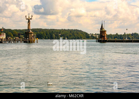 A Konstanz - Germania - 08/04/2016 - Il comune di costanza sul lago di Costanza: il faro, Imperia statua e porto; Bodensee, Germania Foto Stock