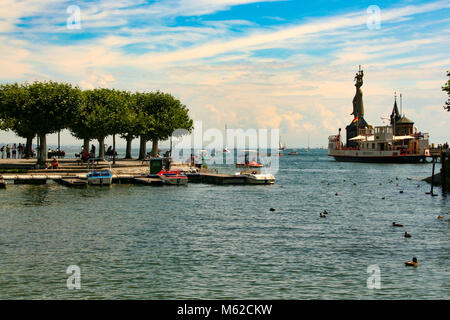 A Konstanz - Germania - 08/04/2016 - Il comune di costanza sul lago di Costanza: il faro, Imperia statua e porto; Bodensee, Germania Foto Stock