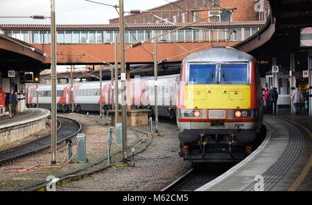 Intercity 225 loco in direzione nord dalla piattaforma 9, la stazione di York per Edinburgh Foto Stock