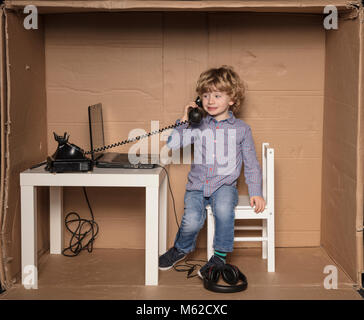 Piccolo imprenditore parlando al telefono Foto Stock