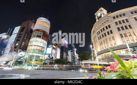TOKYO, Giappone - 30 Maggio 2015: vista notturna di Ginza Ginza è un quartiere moderno con i più costosi negozi in Tokyo, Giappone Foto Stock