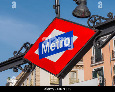 Segno della metropolitana di Madrid - metropolitana ingresso - MADRID / Spagna - Febbraio 21, 2018 Foto Stock