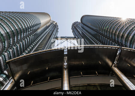 KUALA LUMPUR, Malesia, Dicembre 13, 2017: le Torri Gemelle Petronas fotografata da sotto contro il cielo Foto Stock