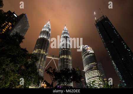 KUALA LUMPUR, Malesia, Dicembre 15, 2017: una vista maestosa delle Petronas Twin Towers di notte con drammatica sky Foto Stock