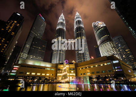 KUALA LUMPUR, Malesia, Dicembre 15, 2017: le Petronas Twin Towers di notte, nel cuore della città di Kuala Lumpur Foto Stock