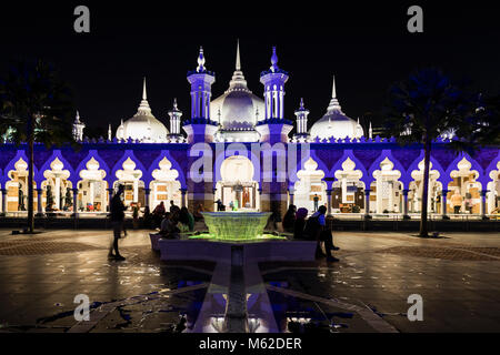 Kuala Lumpur, Malesia, Dicembre 15, 2017: blu accesa moschea Masjid Jamek durante la notte a Kuala Lumpur Foto Stock