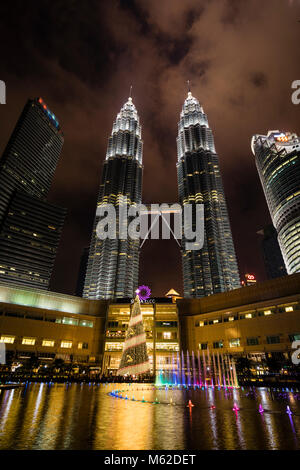 KUALA LUMPUR, Malesia, Dicembre 15, 2017: una vista maestosa delle Petronas Twin Towers di notte con drammatica sky Foto Stock