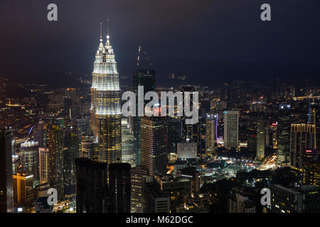 Kuala Lumpur, Malesia, 15 Dicembre 2017: la città di Kuala Lumpur vista di notte con famose Petronas Towers Foto Stock