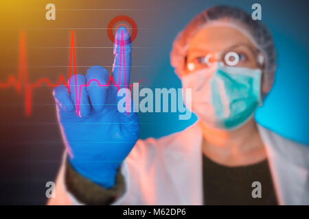 Medico analizzando cuore cardiogram ECG sulla schermata virtuale, femmina healthcare lavoratore utilizzando moderne tecnologie innovative in medicina Foto Stock