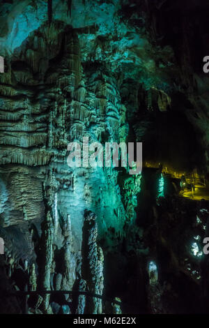 Speleothems in solutional grotte carsiche. Emine-Bair-Khosar Foto Stock