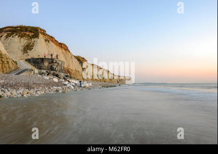 Turisti e pescatore in un bunker presso la spiaggia di Cap-Blanc-Nez Foto Stock