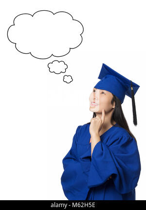 Donna asiatica nel profondo del pensiero che indossa una graduazione blu camice isolati su sfondo bianco Foto Stock