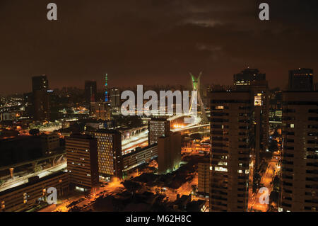 Vista notturna della skyline della città con il ponte e degli edifici e la luna piena in São Paulo. La gigantesca città, famosa per la sua cultura e vocazione imprenditoriale. Foto Stock