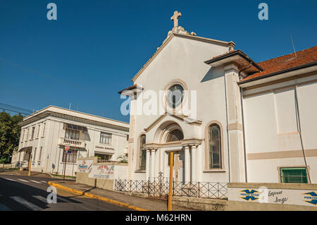 São Manuel, a sud-est del Brasile. La facciata della città ospedale chiesa con il consiglio comunale dietro, in una giornata di sole a São Manuel. Un piccolo grazioso stoppa di campagna Foto Stock