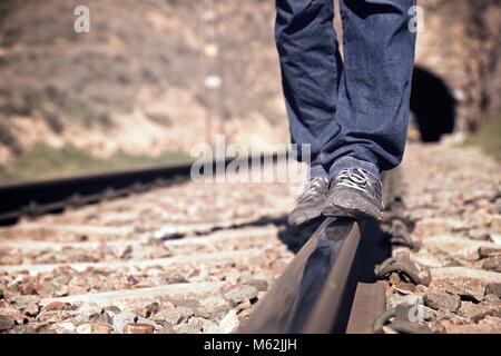 Giovane uomo facendo saldi su un treno via, provincia di Zaragoza, l'Aragona, in Spagna. Foto Stock