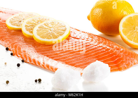 Materie di filetto di salmone rosso su sfondo bianco Foto Stock