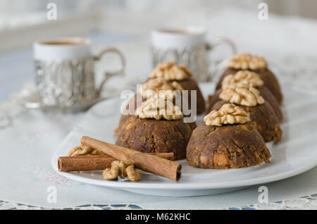 Turca tradizionale dessert halva con noci sulla piastra bianca. Foto Stock