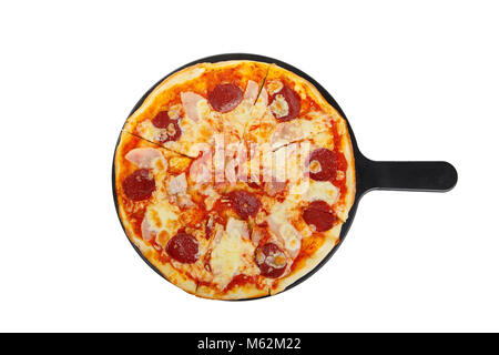 Pizza tutto su un vassoio nero, lavagna, tagliato a pezzi, su un isolato bianco sullo sfondo. Il fast food in una pizzeria, una consistenza farinosa formaggio prodotto. Consente di visualizzare Foto Stock