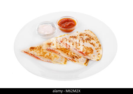 Quesadilla con pollo e pomodori, due salse di pomodoro e panna acida. Isolato bianco. Vista laterale. Foto Stock