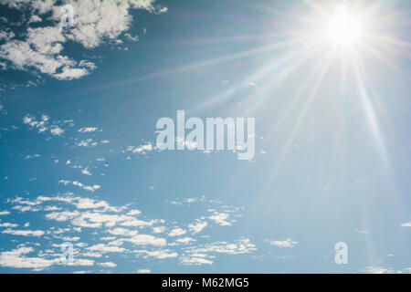 Sole brillante nel cielo blu Foto Stock