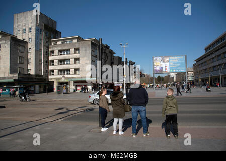 Royal Parade su Amada modo in Plymouth City Centre, Devon UK. Pedoni attendere prima di attraversare la strada a un attraversamento pedonale. Circa 2018 Foto Stock