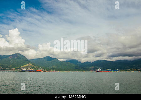 Panoramica del mare, colline paesaggio di Ilhabela isola e navi in São Sebastião, una bella cittadina di mare con diverse spiagge tropicali vicino. Il Brasile. Foto Stock