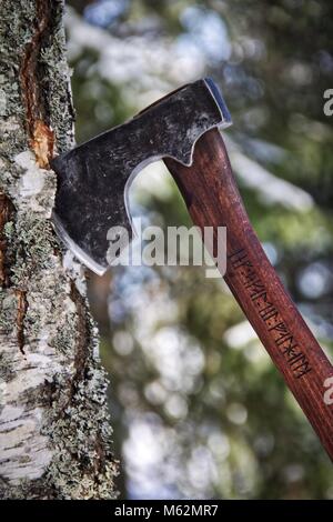 Battaglia pronto barbuto Viking ax con iscrizioni runiche. Foto Stock