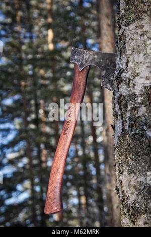 Battaglia pronto barbuto Viking ax con iscrizioni runiche. Foto Stock