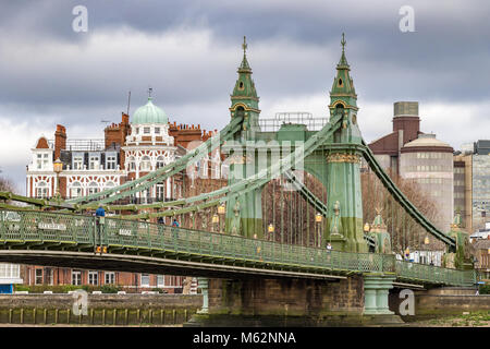 Hammersmith Bridge è una sospensione ponte che attraversa il fiume Tamigi in Hammersmith , West London Foto Stock