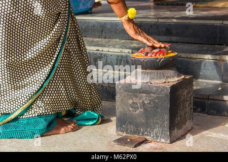 Donna indiana in tradizionale saree archi piedi statua all'ingresso del tempio di Ganesh in Gokulam, Mysore, India. Religione induista, concetto di culto Foto Stock