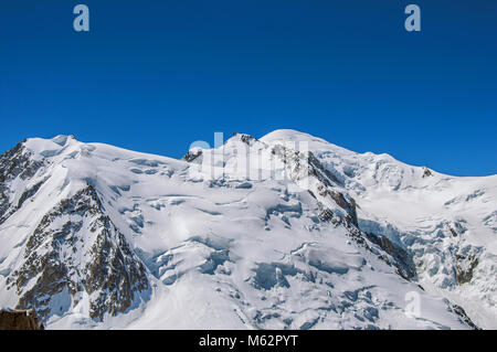 Snowy Mont Blanc in una giornata di sole, visto dall'Aiguille du Midi, vicino a Chamonix. Una famosa stazione sciistica ai piedi del Mont Blanc nelle Alpi francesi. Foto Stock