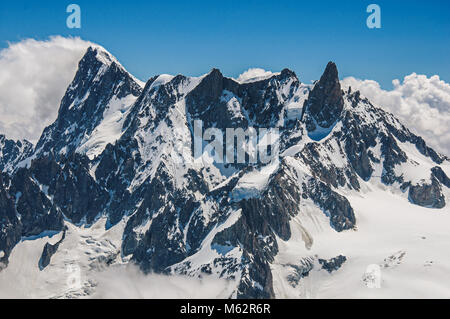 Close-up di cime innevate e montagne, visto dall'Aiguille du Midi, vicino a Chamonix. Una stazione sciistica ai piedi del Mont Blanc nelle Alpi francesi. Foto Stock