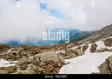 Vista della Valle di Chamonix dal Plan de L'Aiguille (sbarco intermedio sulla salita per l'Aiguille du Midi) vicino a Chamonix, nelle Alpi francesi. Foto Stock