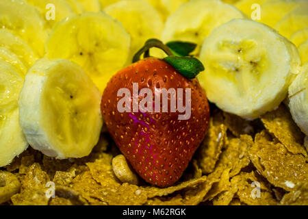 Frutta e verdura su sfondo blu cibo sano e colesterolo dieta concetto . Pulire mangiare, dieta e detox, cibo vegetariano concetto o di selezione Foto Stock