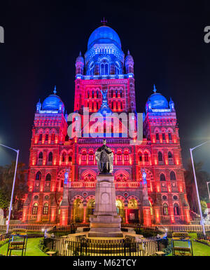 Municipal Corporation edificio con statua di Phiroz Shah Mehta. Costruito nel 1893, è un edificio storico in Mumbai, India Foto Stock