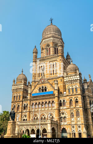 Municipal Corporation edificio con statua di Phiroz Shah Mehta. Costruito nel 1893, è un edificio storico in Mumbai, India Foto Stock