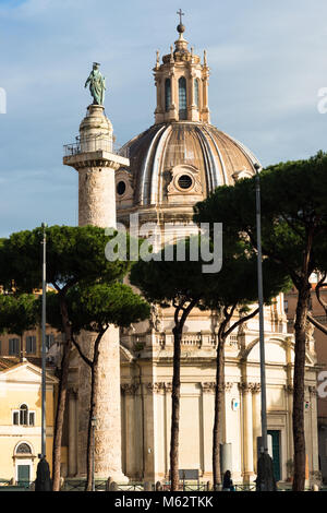 Colonna di Traiano e la Chiesa del Santissimo Nome di Maria (Santissimo Nome di Maria al Foro Traiano). Roma. Lazio. L'Italia. Foto Stock