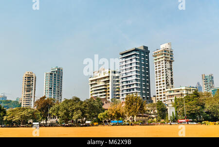 Lo skyline di Mumbai da Girgaon Chowpatty Beach Foto Stock