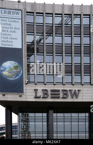 Stoccarda, Germania - Febbraio 03, 2018: la facciata moderna della Landesbank Baden-Württemberg una finanza e uffici con banner pubblicitario di un Foto Stock