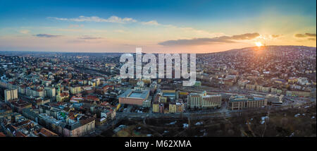 Budapest, Ungheria - antenna panoramiche dello skyline del west di Buda di Budapest con la stazione ferroviaria e le colline di Buda a sfondo al tramonto Foto Stock