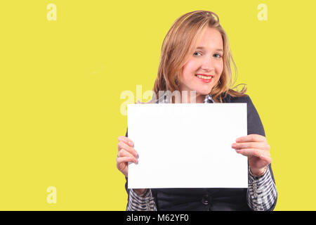 Attraente giovane donna con la scheda vuota Foto Stock