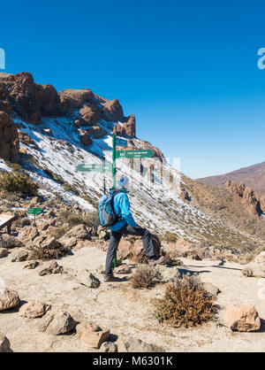 Escursionista maschio su Degollada de Guajara in Nazionale Teide Tenerife, Isole Canarie, Spagna. Neve in background Foto Stock