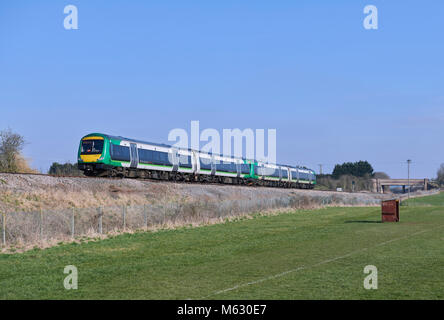 170513 passa attraverso opere di Stoke, Worcestershire con 1V25 1049 Birmingham New Street a Hereford West Midlands servizio treni il 24 Feb 2018. Foto Stock