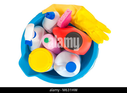 Varietà di prodotti di pulizia in una benna Foto Stock