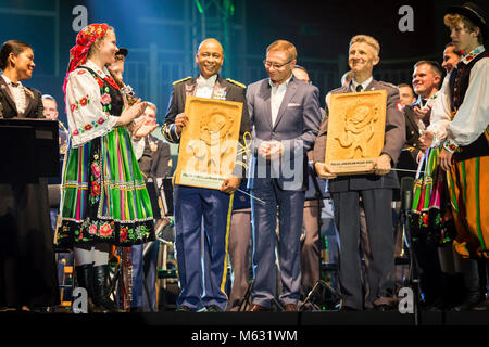 Stati Uniti Esercito Lt. Col. Dwayne S. Milburn, sinistro e il polacco Air Force Il Mag. Paweł Joks, destra, accettare la targa commemorativa per il comune concerto dell'esercito degli Stati Uniti Europa Band e Chorus e il polacco della Air Force Orchestra rappresentativi in Tarnowo Podgorne, Polonia. (U.S. Esercito Foto Stock